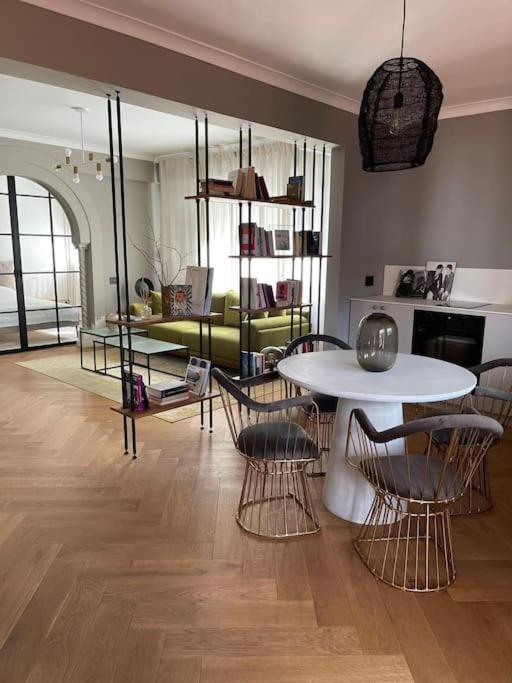 Stunning 1Bd Flat With 50M2 Terrace In The City Center Bukarest Exteriör bild